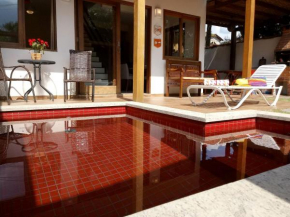 Refúgio com Piscina Vermelha - 3 Suítes, Churrasqueira e Praia na Esquina!